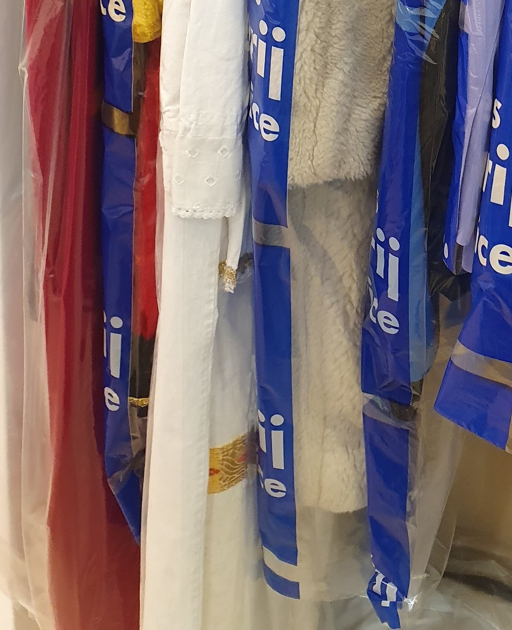 Gestoomde kleding in blauwe hoezen aan het rek